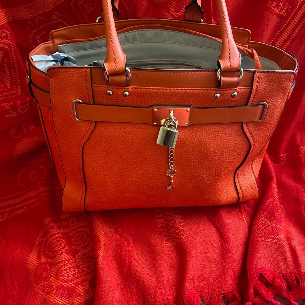 Lightly used Orange Aldo Purse. Come with a gold lock, it zippers closed